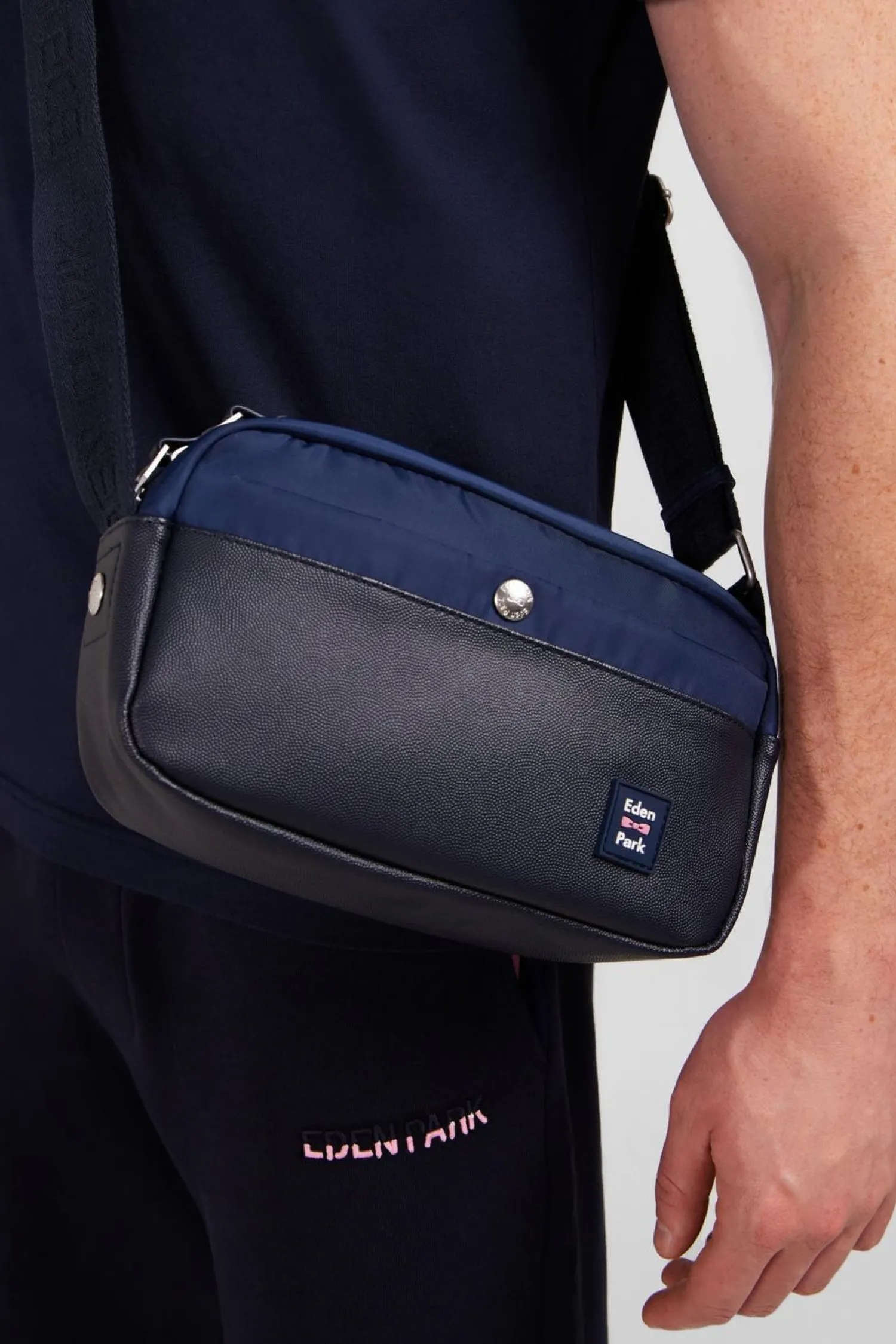 New Besace Bleu Marine Avec Effet Cuir Graine Homme Sacoches